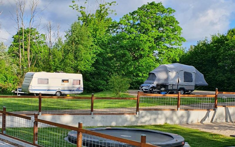 Lille autocamperplads på bondegård i nærheden af Billund - her med to hold campister 