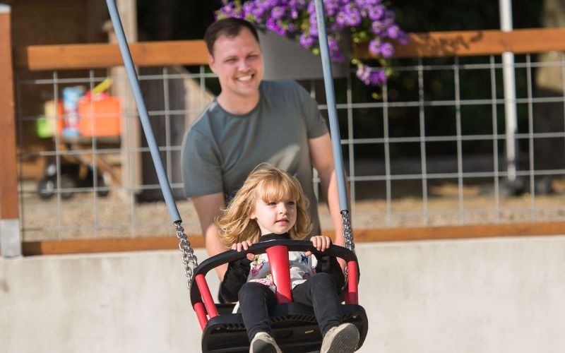 Stor legeplads med gynger, også beregnet til de yngste familiemedlemmer