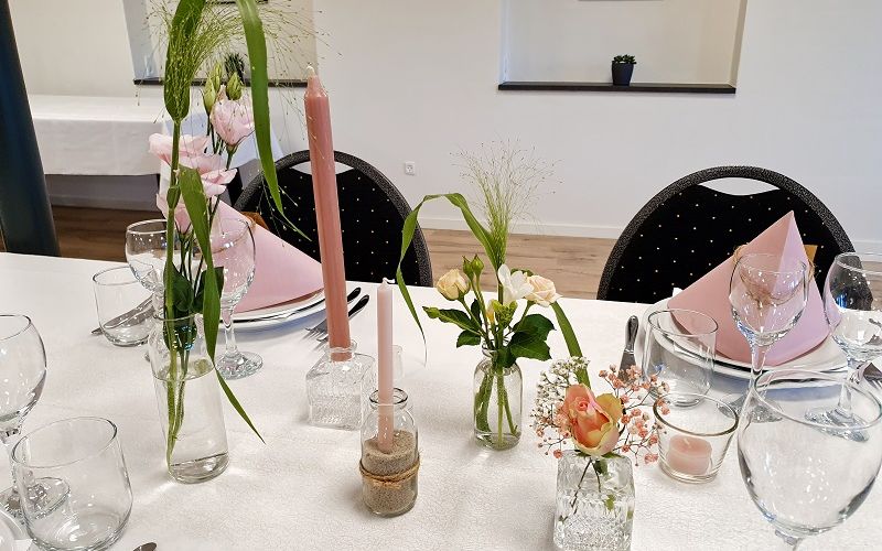 Flot festdækket bord i festsal beregnet til max 100 gæster 