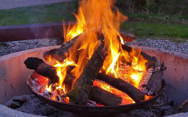 Aftenstund med ild i bålet på overnatningssted ved Billund